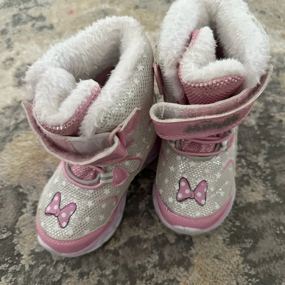 Toddler girls Minnie Mouse light up snow boots